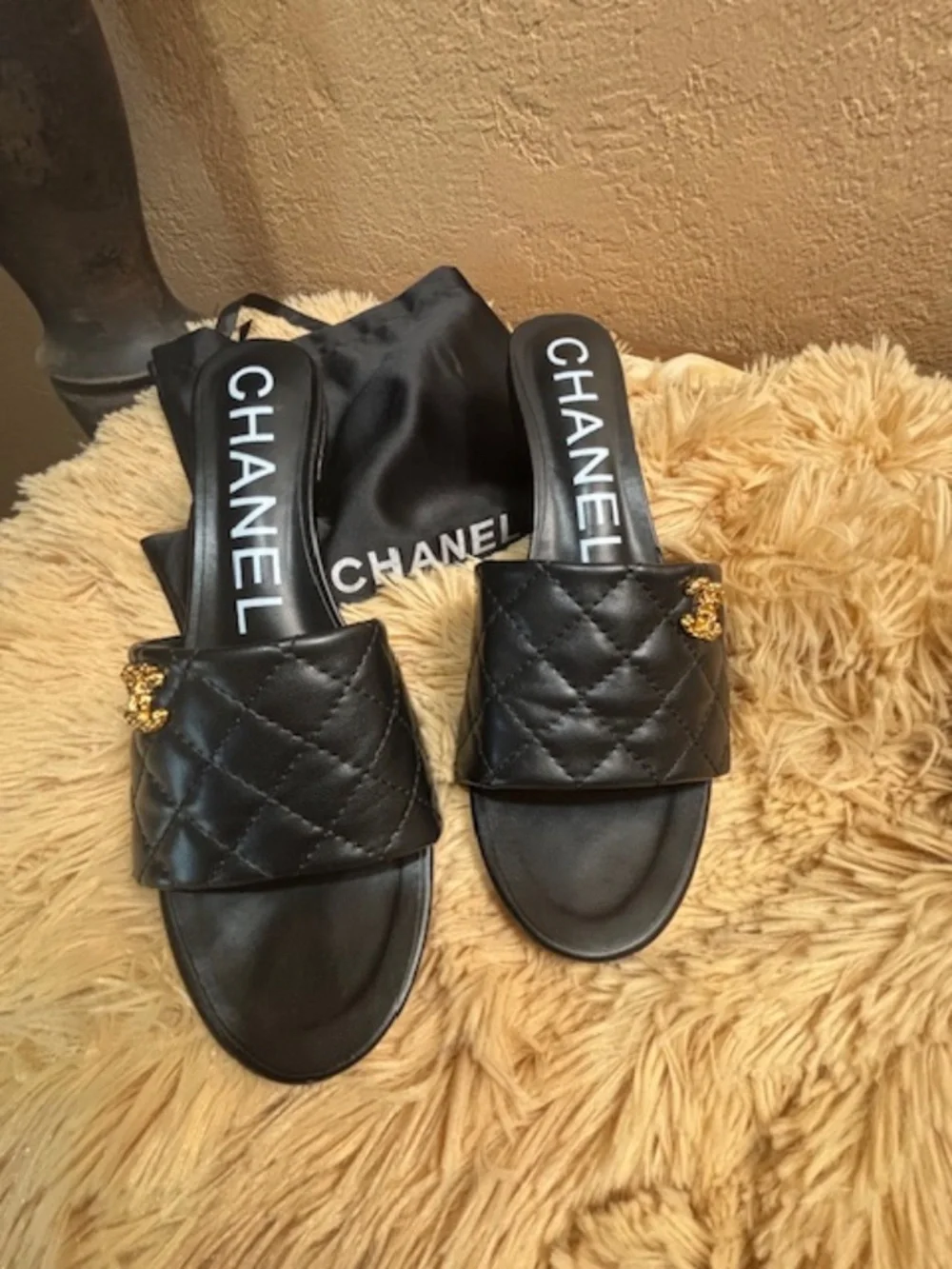 Chanel  Authentic  Rev women quilted mule slide sandal, Gold logo, with dust bag - Picture 5 of 6